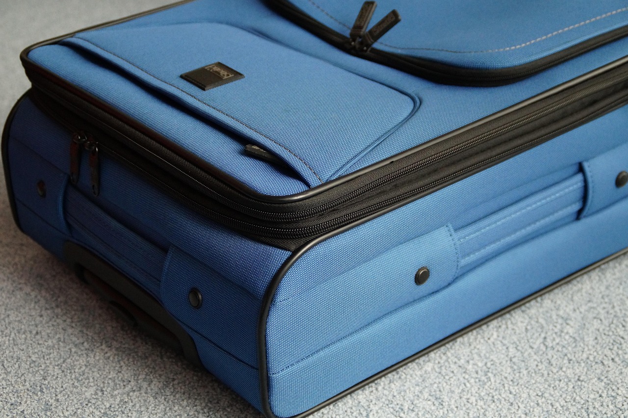 Durable rugged-style box mod device suited to outdoor and daily use